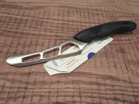 1504-KN CUTCO Grip Micro Serrated Cheese Knife