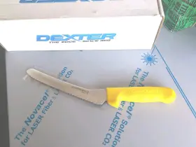 P94807 DEXTER RUSSELL Basics Scalloped Offset Sandwich Knife