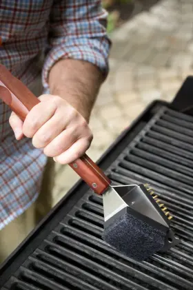885133634144 OUTSET Rosewood Grill Brush #3