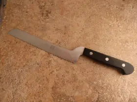 31649-200 ZWILLING J.A. HENCKELS Serrated Offset Bread Knife